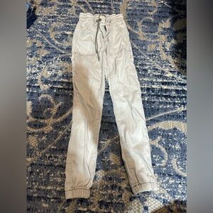 Woman’s American eagle stretch cargos 00